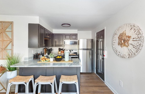 Buckroe Beach House | Charming 2BR Retreat Big Yard - Ideal for 30+ Day Stays