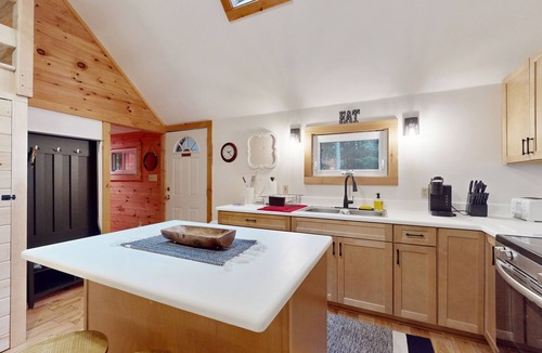 Monmouth House | Charming Cabin with Serene Woodland Views and Modern Comforts