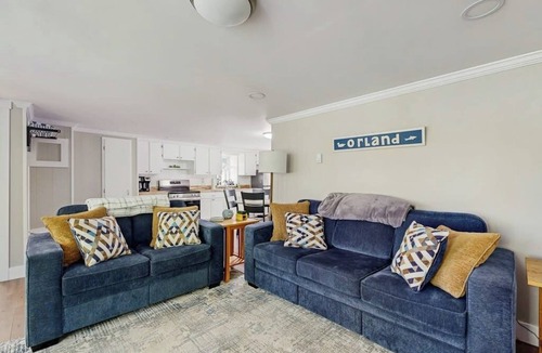 Orland Apartment | Charming Lakefront Apartment with Deck, Patio and BBQ Grill