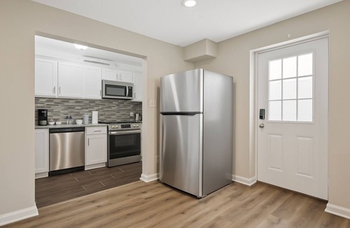 Pasadena House | Charming Lower Level Guest Unit, Fully Equipped Kitchen, WiFi, Free onsite park