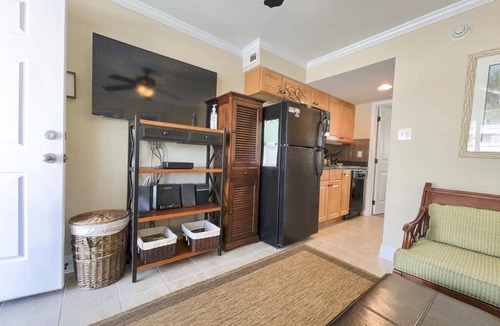 Avalon Condo | Charming poolside BEACHBLOCK condo