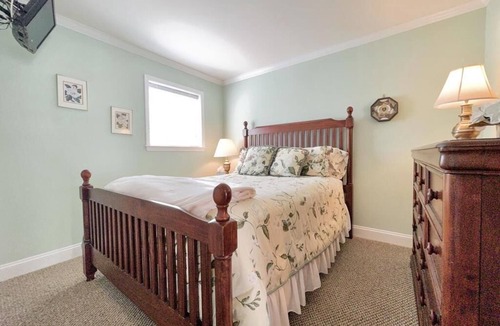 Avalon Condo | Charming poolside BEACHBLOCK condo
