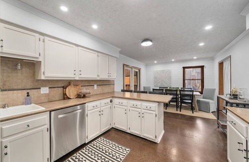 Victorian Village House | Charming townhouse , 1 mile from OSU & Downtown in VIBRANT Short North District.