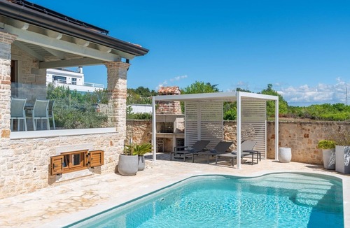 Frata Villa | Charming Villa Hardy with pool and infrared cabin