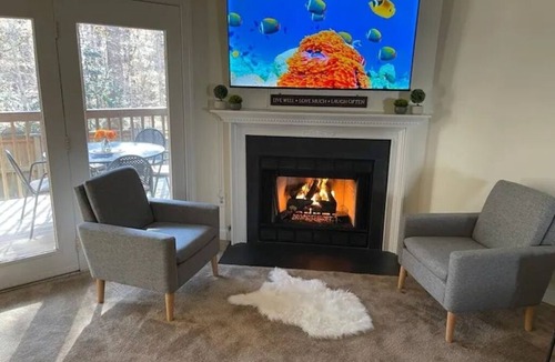 Williamsburg House | Cheerful 2 bedroom townhouse with fireplace