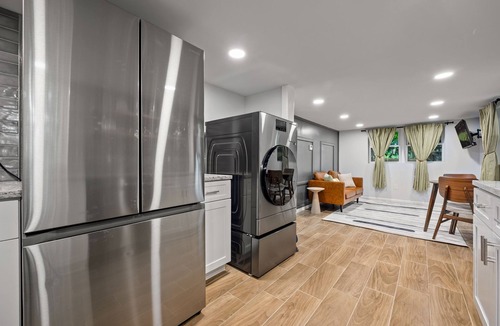 Church Street House | Chic 2BR Downstairs Unit - Zoo & Mercedes-Benz