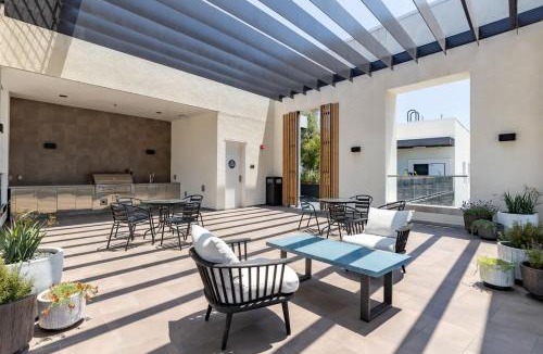 Little Tokyo Apartment | Chic and Cozy Home, Walk to Little Tokyo with Parking
