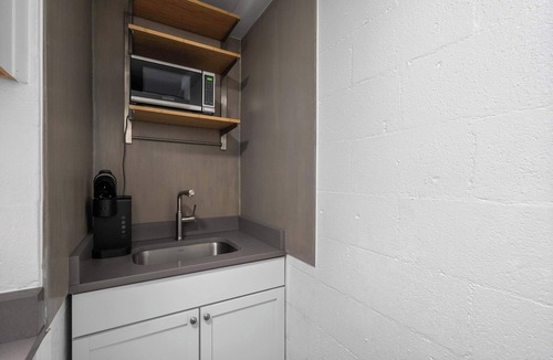 Near East Columbus Apartment | Chic City Retreat 97 Sleeps 2!
