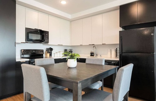 Little Tokyo Hotel | Chic & Cozy, Walk to little Tokyo, Free Parking, Gym and Rooftop Views