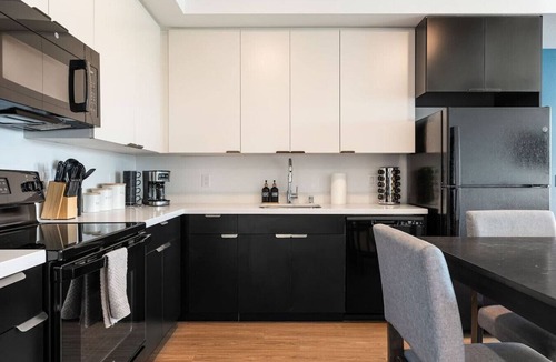 Little Tokyo Hotel | Chic & Cozy, Walk to little Tokyo, Free Parking, Gym and Rooftop Views