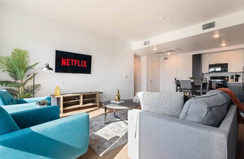 Little Tokyo Hotel | Chic & Cozy, Walk to little Tokyo, Free Parking, Gym and Rooftop Views