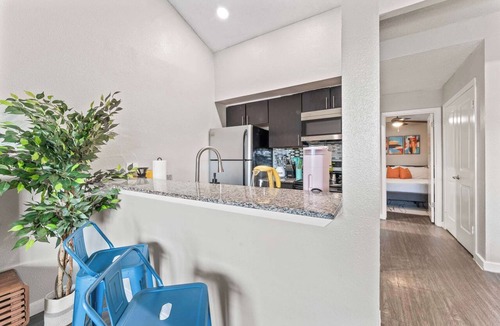 Riverside Apartment | Chic King Bed 1BR Suite, 5 Min to DT w/pool