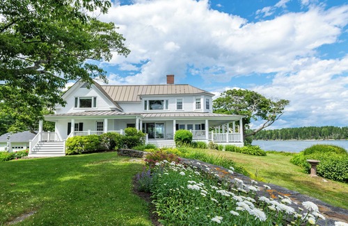 Harpswell House | Classic Maine cottage set on its own peninsula with stunning views
