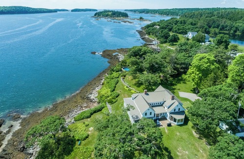 Harpswell House | Classic Maine cottage set on its own peninsula with stunning views