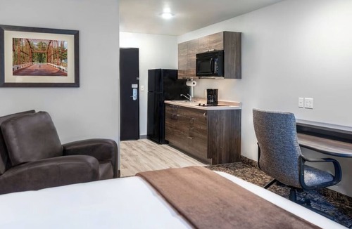 Marion Hotel | Clean Room w/Kitchenette + Recliner for Extended Comfort Near Historic Marion