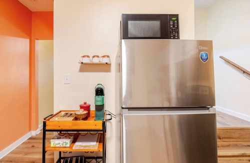 Merion Village House | Colorful Columbus Casita - Great for Travel & Work. 7 Minutes from Downtown!