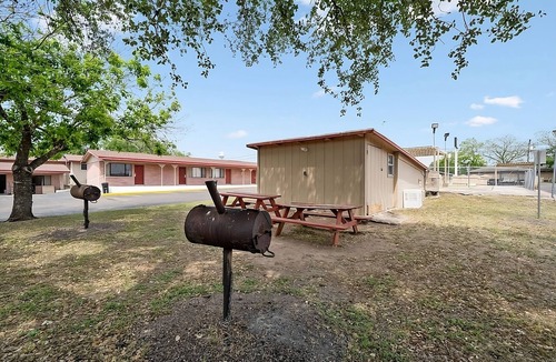Beeville House | Comfortable Stay with Free Onsite Parking, Pet-friendly Accommodation