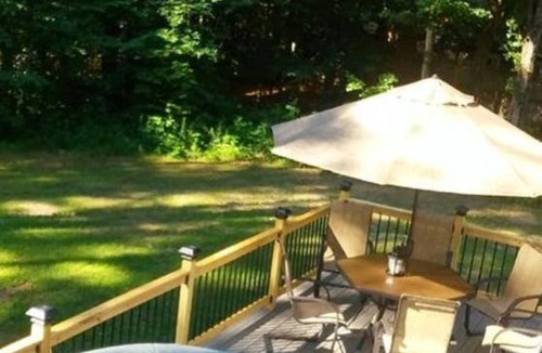 North Conway House | Comfy North Conway Chalet- Hot Tub, Fireplace, Walk to Village, Close to Hiking