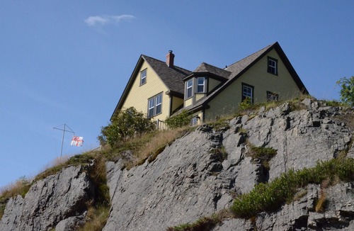 Trinity Cottage | COMMANDER'S KEEP ~ BEST LOCATION & LUXURY IN THE 'BIGHT'!