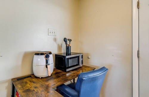 St. Charles Apartment | Commuter-Friendly Studio Near DC & Alexandria!