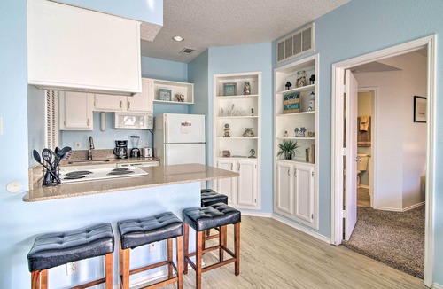 Corpus Christi Apartment | Corpus Christi Condo - Walk to Whitecap Beach!