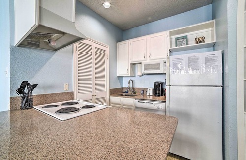 Corpus Christi Apartment | Corpus Christi Condo - Walk to Whitecap Beach!