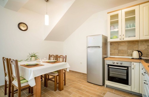 Senj Apartment | Cosy apartment for 4 guests with WIFI, pool, TV, terrace and pets allowed