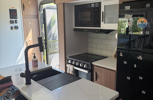 Edgecomb House | Cozy 2-bedroom camper close to boothbay