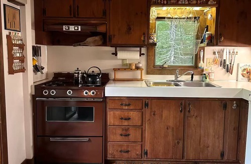 Rochester Ski Chalet | Cozy 3-bedroom chalet in enjoyable Rochester with WiFi