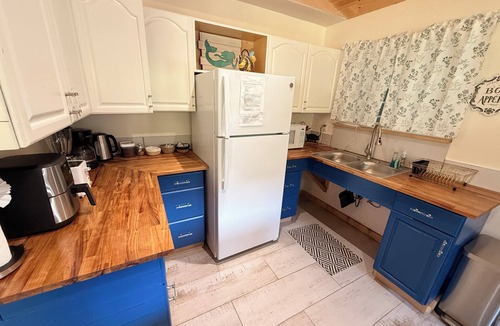 Bayview House | Cozy Beach Cottage - Oceanview Walk To The Beach & Pet Friendly