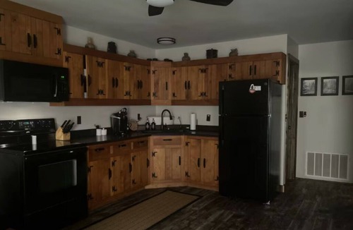 Darby Township Cabin | Cozy Bear Cabin Serenity Retreat in Orient, Ohio - Hot Tub, Sauna,