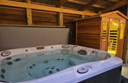 Darby Township Cabin | Cozy Bear Cabin Serenity Retreat in Orient, Ohio - Hot Tub, Sauna,