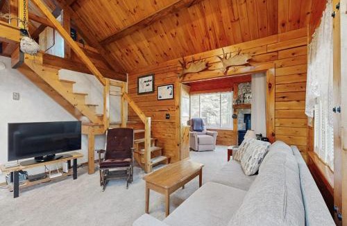 Beaver Cove House | Cozy cabin with covered porch, firepit, grill, fireplace, & washer/dryer