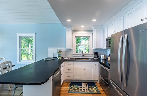 Eatonton House | Cozy Cottage at Lake Oconee Walk-Out Patio Scenic Porch Sleeps 8