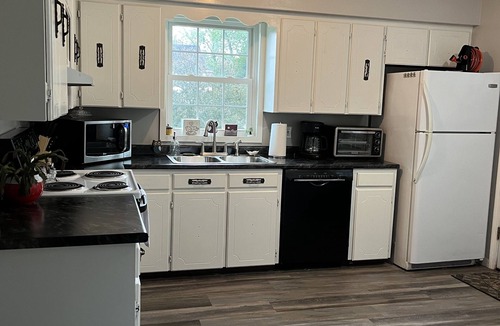 Auburn House | Cozy Home Away From Home! Right Outside of the City! Dog Friendly!