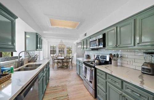 Clear Lake Shores House | Cozy home close to Kemah Boardwalk with game room