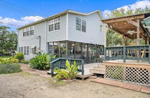 Clear Lake Shores House | Cozy home close to Kemah Boardwalk with game room