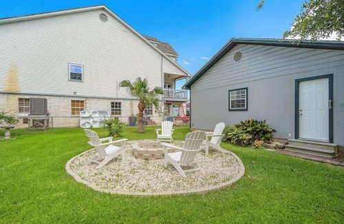 Clear Lake Shores House | Cozy home close to Kemah Boardwalk with game room