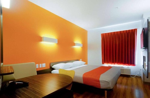 Midland Hotel | Cozy King Bed Room|Pool|Free Wifi