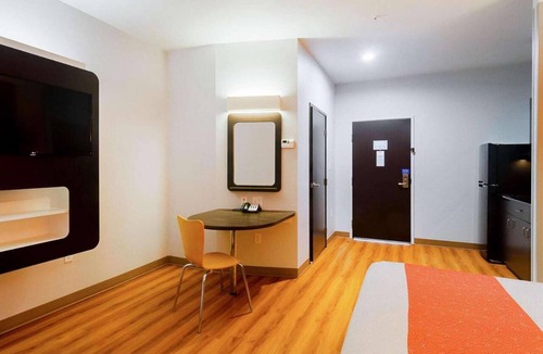 Midland Hotel | Cozy King Bed Room|Pool|Free Wifi