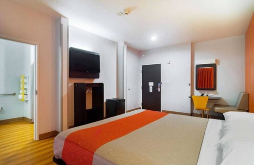 Midland Hotel | Cozy King Bed Room|Pool|Free Wifi