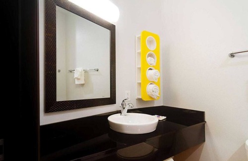 Midland Hotel | Cozy King Bed Room|Pool|Free Wifi