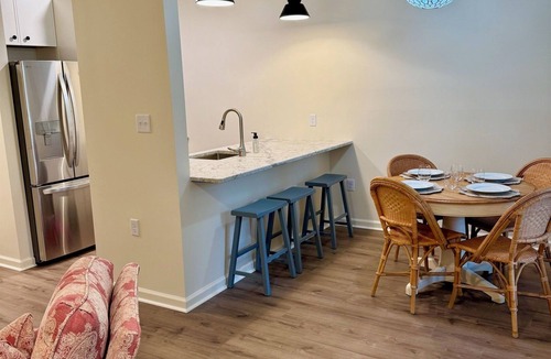 Dodds Addition Apartment | Cozy Lakeview Stay by the Beach