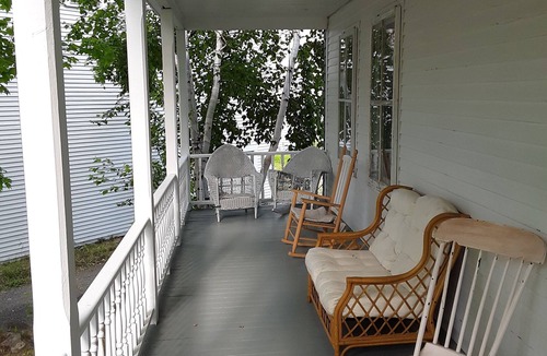 Kingfield House | Cozy mountain retreat near Skiing, Hiking, and Biking!