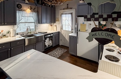 Warren Cabin | Cozy private cabin w/d, TVs, wifi, deck, close to skiing & golfing