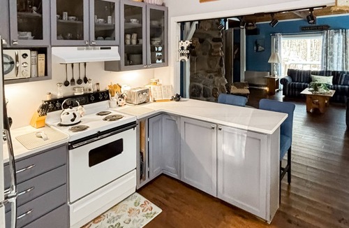 Warren Cabin | Cozy private cabin w/d, TVs, wifi, deck, close to skiing & golfing