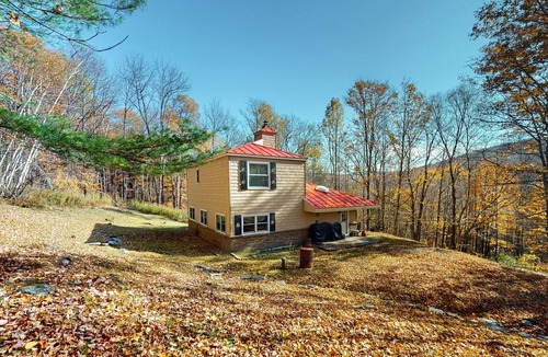 Warren Cabin | Cozy private cabin w/d, TVs, wifi, deck, close to skiing & golfing