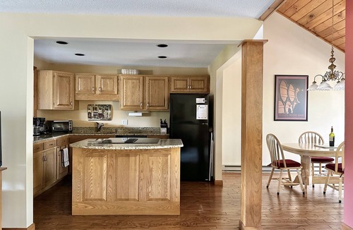 North Conway Condo | Cozy Private Winter Retreat, 5 min to Cranmore, 10 to Attitash, 3 mins to town