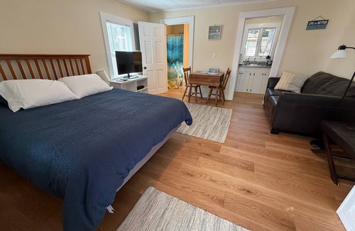 Ogunquit Apartment | Cozy studio in downtown Ogunquit - 10 min walk to beach and Marginal Way