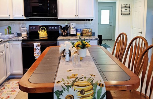Litchfield Cottage | Cozy Sunshine Cottage on Woodbury Pond
